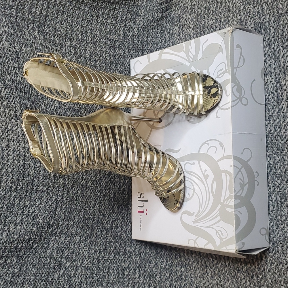 Shi by Journeys Strappy Buckle Peep-toe Heel Boot Sz8 Gold - Picture 2 of 7